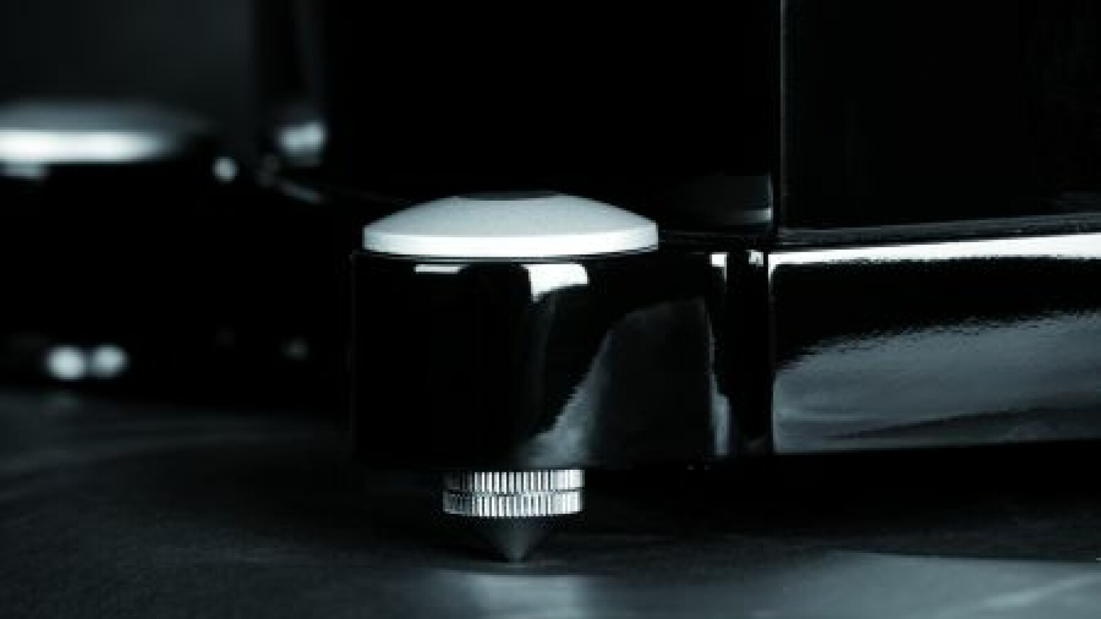 Nahaufnahme der Spikes bei den großen Frontboxen.