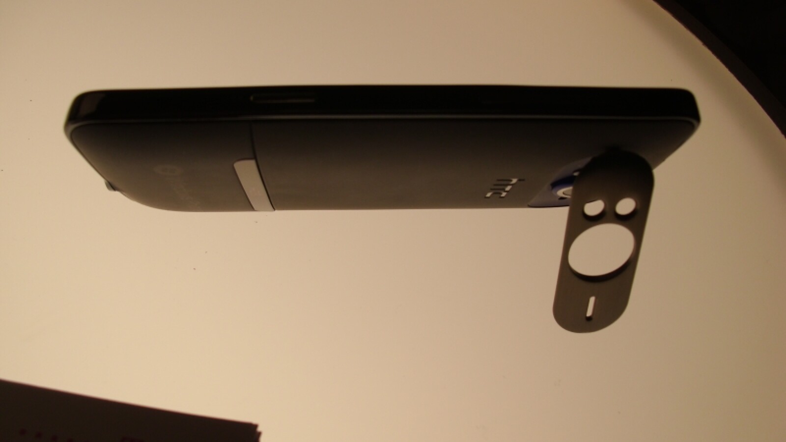 Ein Standfuss erleichtert zudem das Betrachten von Videos. (Bild: netzwelt)