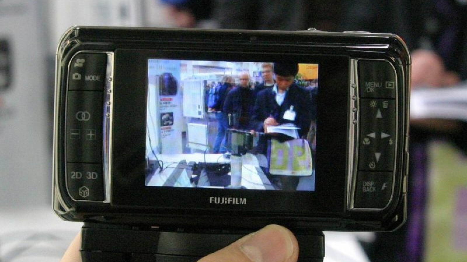 Rückansicht mit Bildschirm und Bedienelemten.