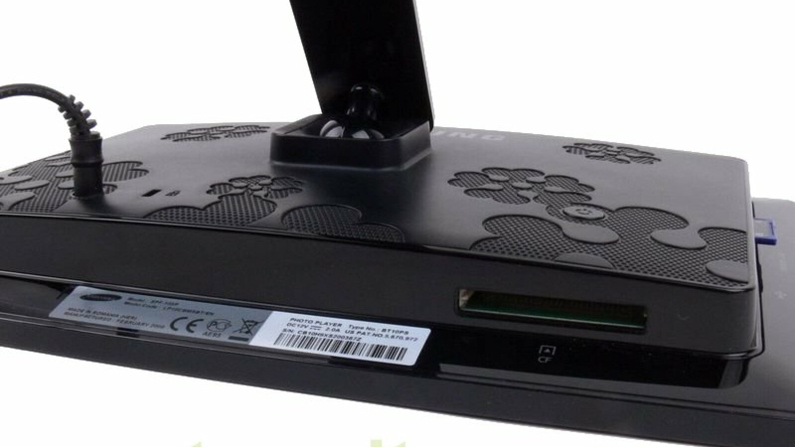 Das Lesegerät für die Compact Flash-Karte befindet sich an der Unterseite des Bilderrahmens.