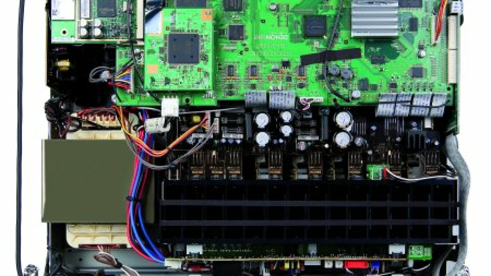 Vollgestopft mit modernster Technik: der Denon AVR-4810 im geöffneten Zustand. (Bild: netzwelt.de)