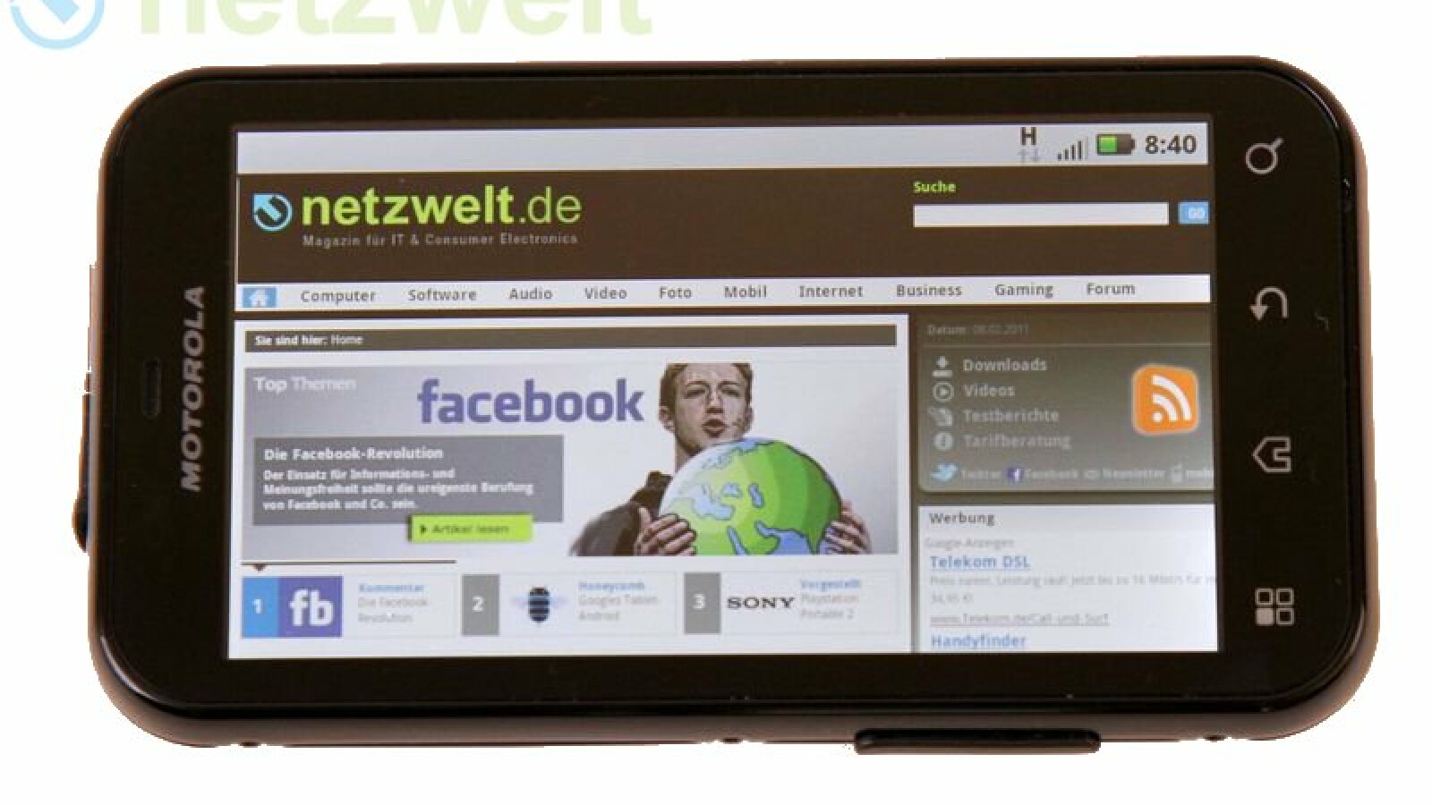 Auf dem Display lassen sich Webseiten ohne großes Scrollen und Zoomen betrachten. (Bild: netzwelt)