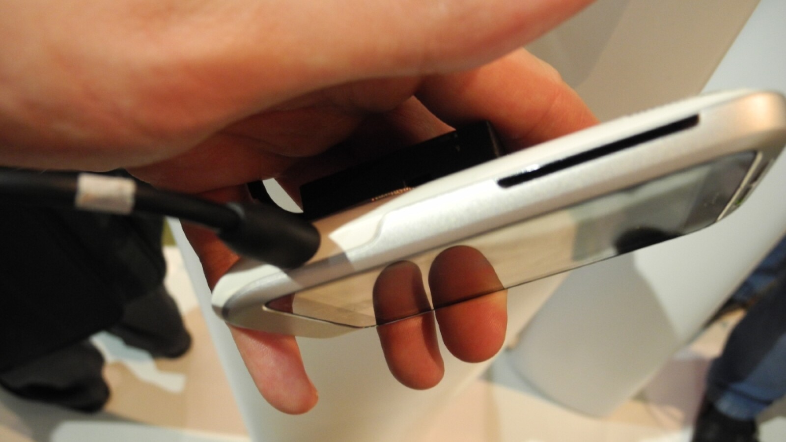 Das Modell ist ein Tick dicker als der Vorgänger, was jedoch nicht negativ ins Gewicht fällt. (Bild: netzwelt)