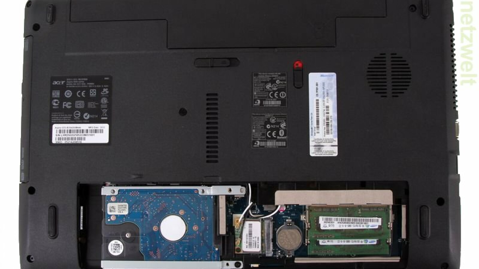 Nach dem Lösen zweier Schrauben öffnet sich der Zugriff auf Festplatte und Arbeitsspeicher.