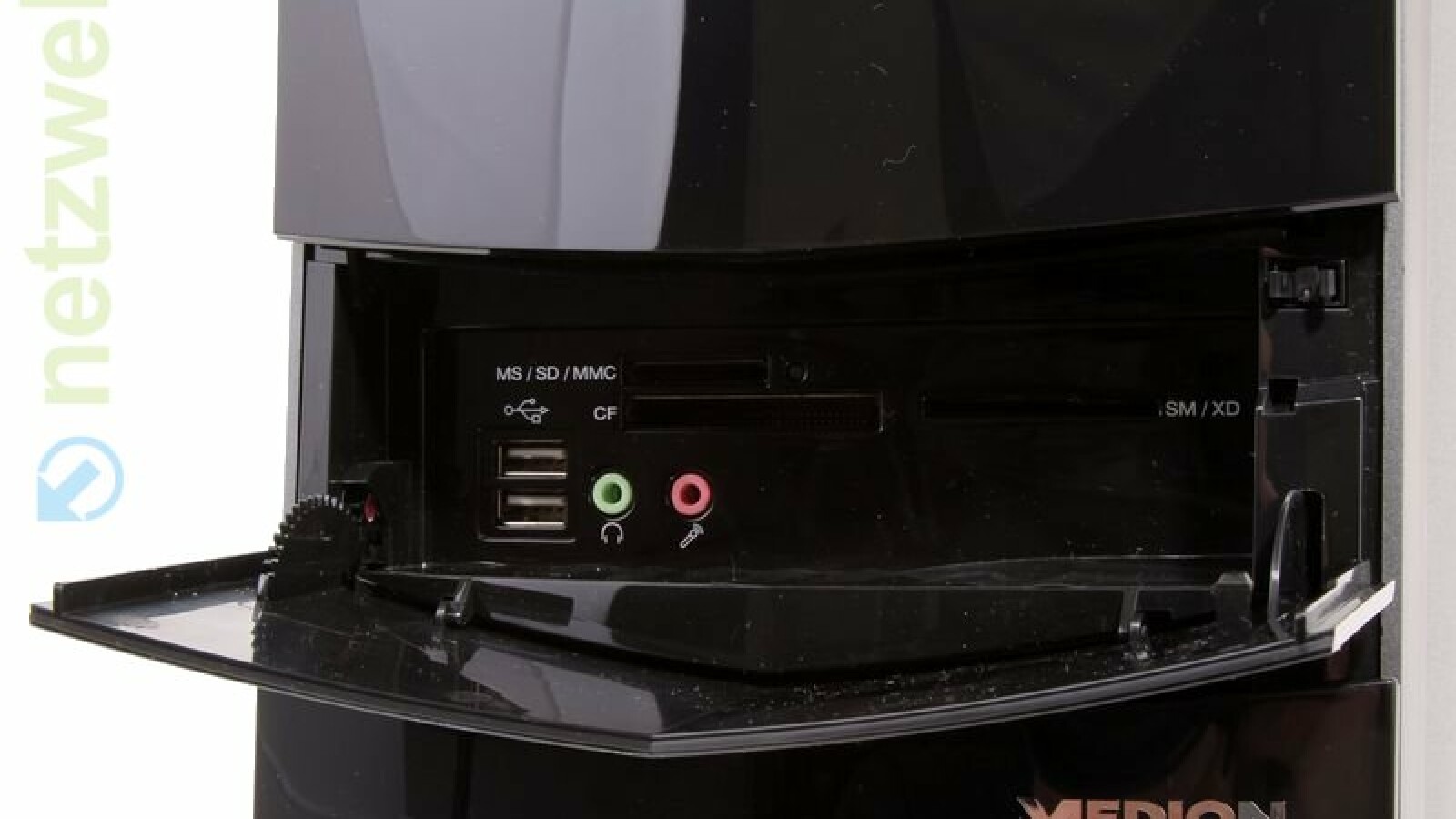 Anschlüsse auf der Vorderseite: 2x USB, Kopfhörer und Mikrofon sowie Kartenlesegeräte.