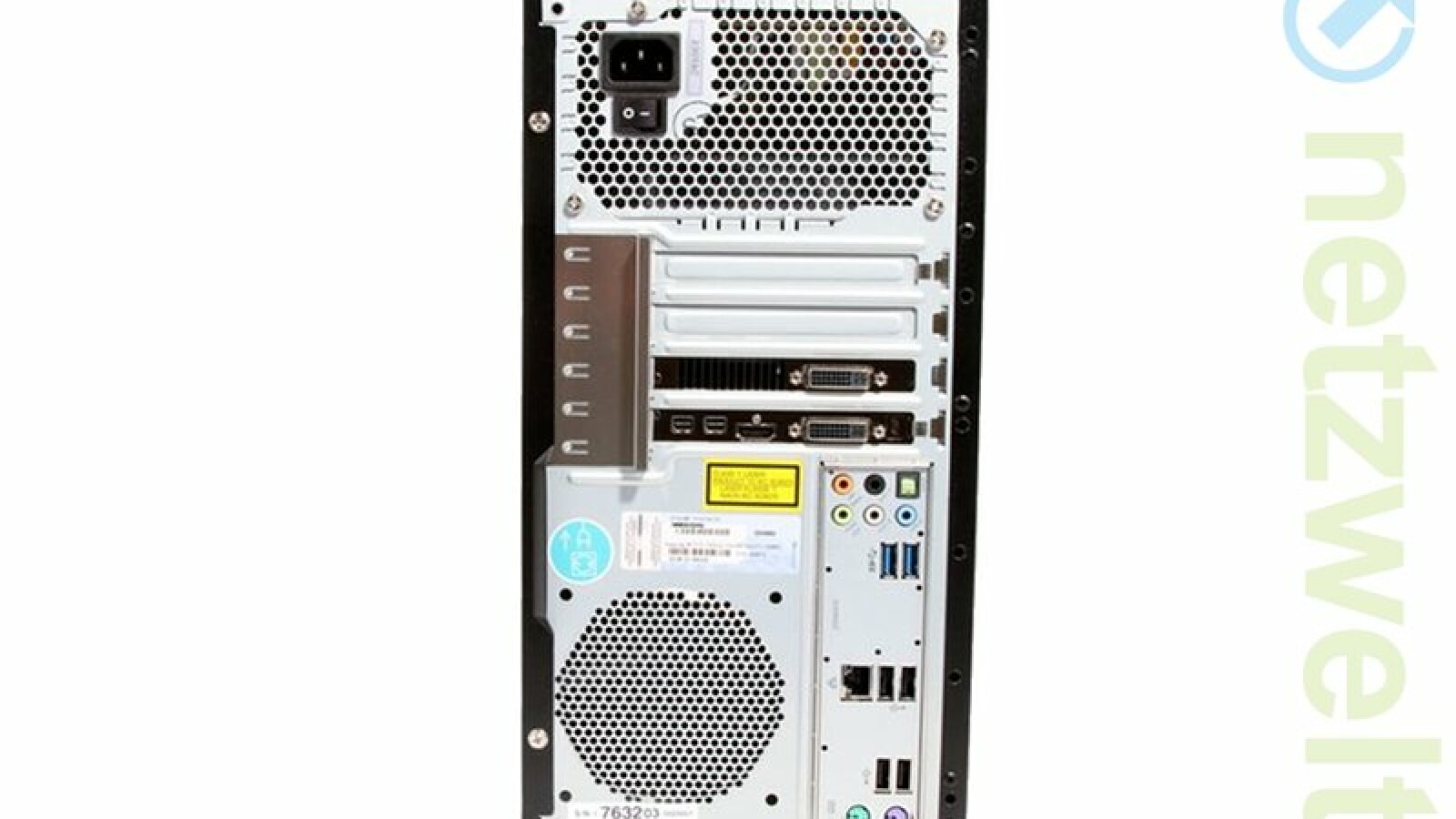 Rückansicht mit Netzschalter, Lüftungsschlitzen und zahlreichen Anschlüssen.