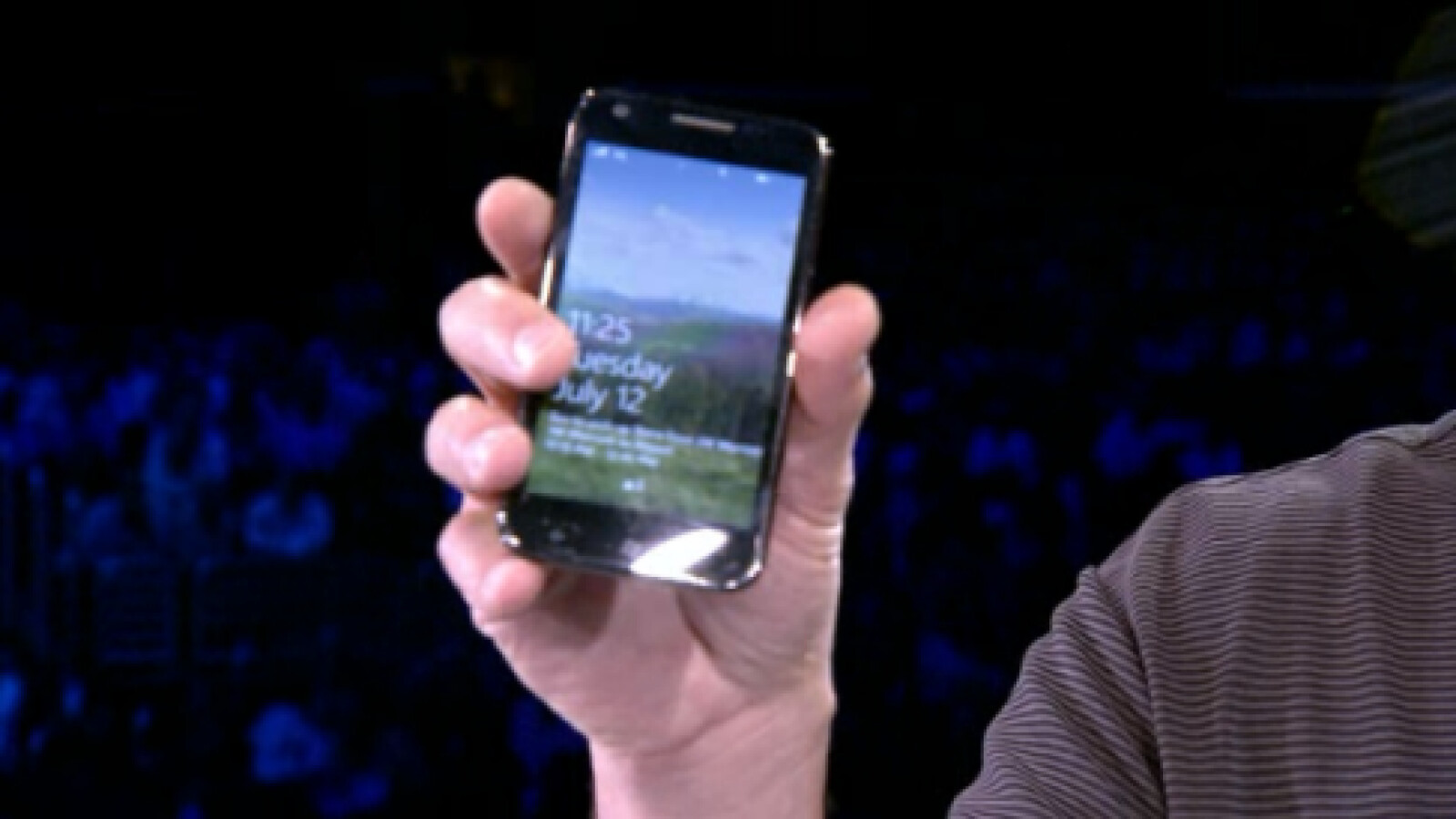 Das Handy ähnelt optisch starkt dem Android-Flaggschiff Galaxy S II. (Bild: Screenshot)
