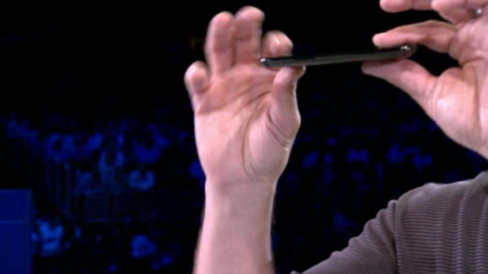 Es ist ähnlich dünn wie das Galaxy SII. (Bild: Screenshot)