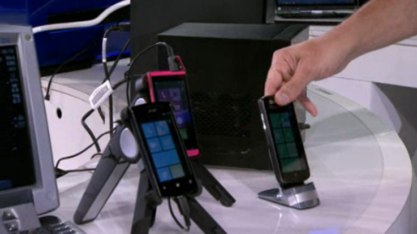 Auch Prototypen der WP7-Handys von Acer, Fujitsu und ZTE waren zu sehen. (Bild: Microsoft)