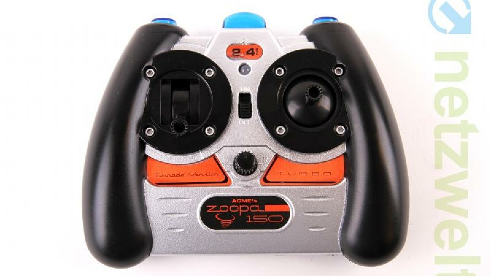 Die Fernbedienung ist gut verarbeitet und verfügt über eine zusätzliche Turbo-Taste. (Bild: netzwelt)