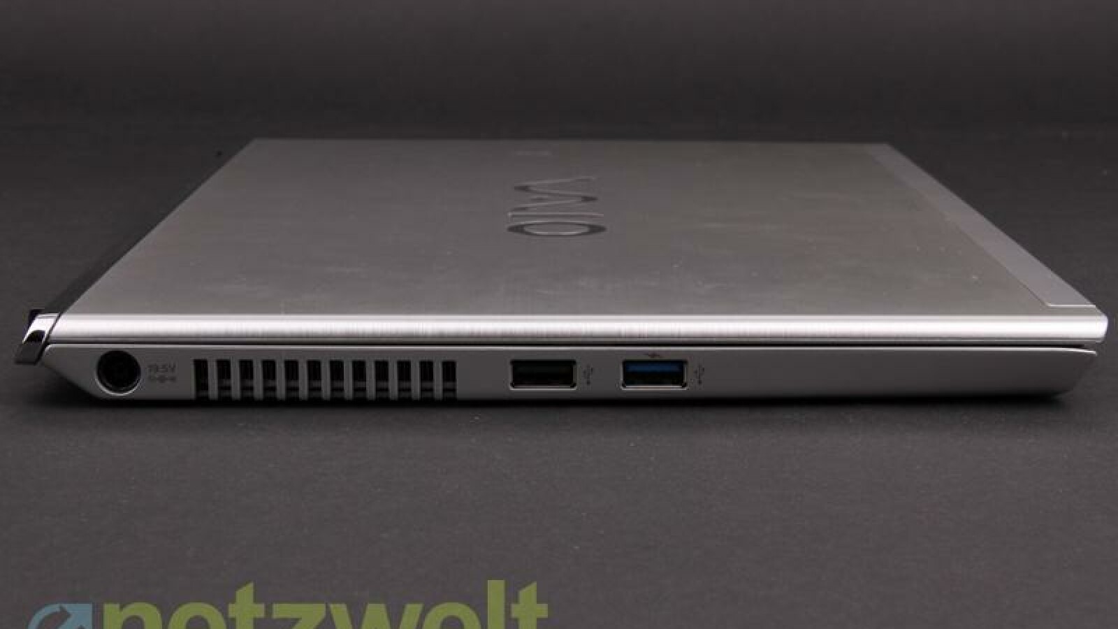 Auf der linken Seite finden sich neben dem Netzanschluss noch zwei USB-Buchsen, einer davon ist USB-3.0-kompatibel. (Bild: netzwelt)