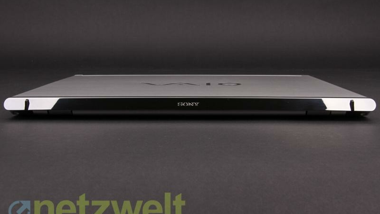 Die zwei Stifte am Gehäusedeckel heben bei ausgeklapptem Display den Unterboden des Ultrabooks leicht an, was eine angenehme Schreibposition zur Folge hat. (Bild: netzwelt)