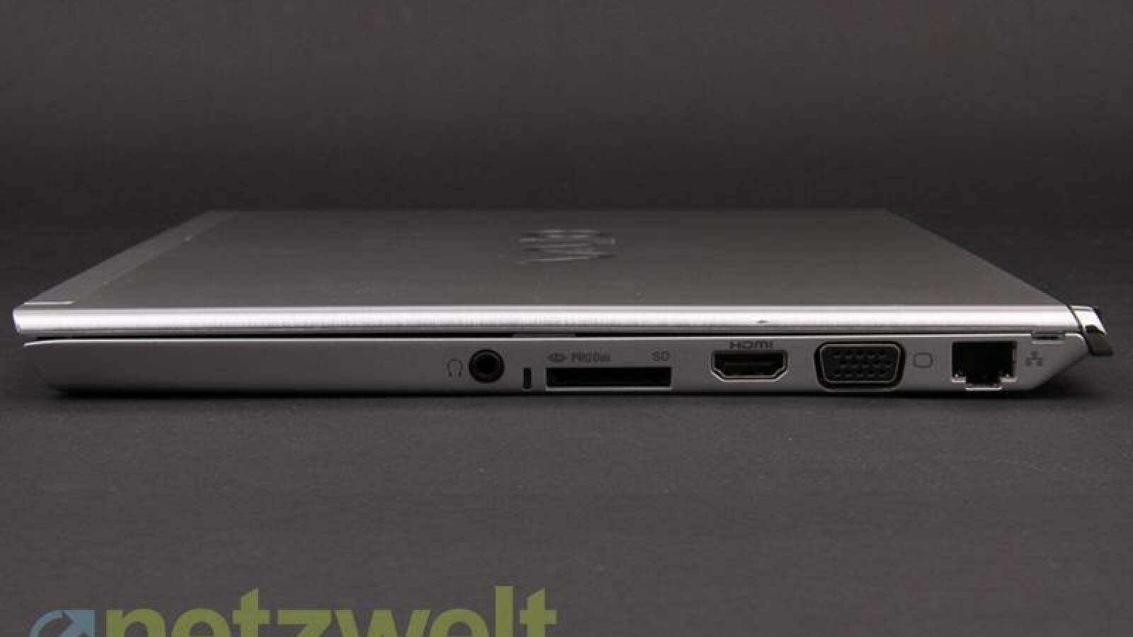 Auf der rechten Seite verbaut Sony neben einem HDMI-Ausgang auch einen klassischen VGA-Port. Auch ein Kartenleser findet sich auf dieser Seite. (Bild: netzwelt)