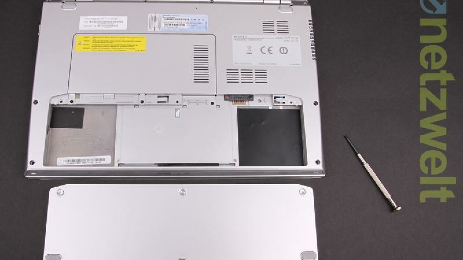 Sehr schön: Mit nur wenigen Handgriffen lässt sich der Boden des Ultrabooks lösen und der Akku austauschen. (Bild: netzwelt)