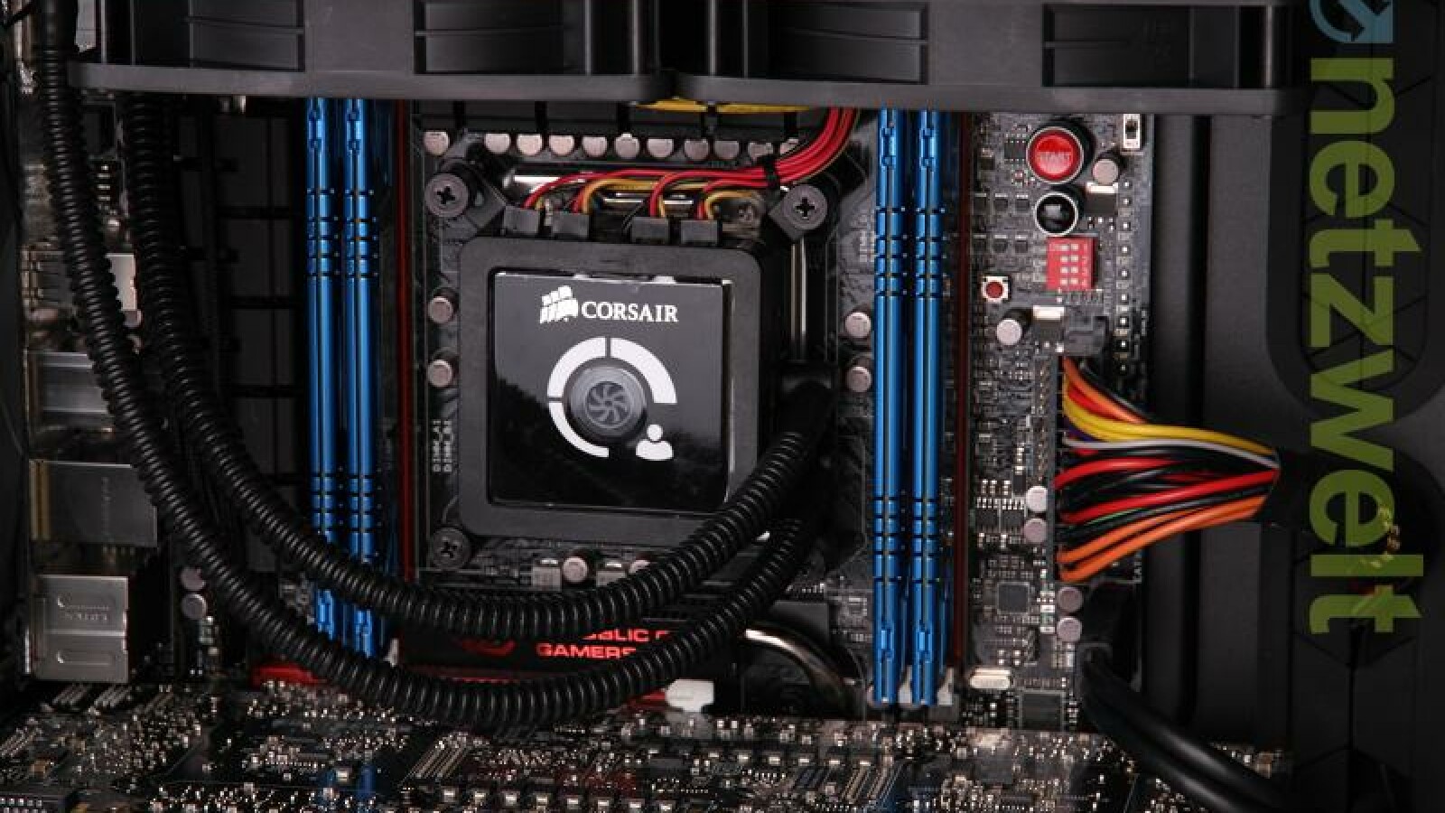 Das Rampage IV-Motherboard mit dem Core i7-3930K-Prozessor unter dem Corsair-Wasserkühler H100 sowie die 32 Gigabyte Arbeitsspeicher. (Bild: netzwelt)