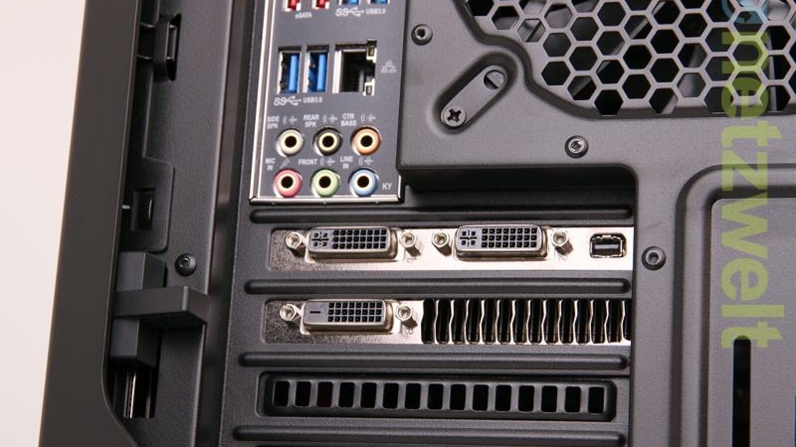 Jede Grafikkarte verfügt über drei DVI- und einen DisplayPort-Ausgang. (Bild: netzwelt)