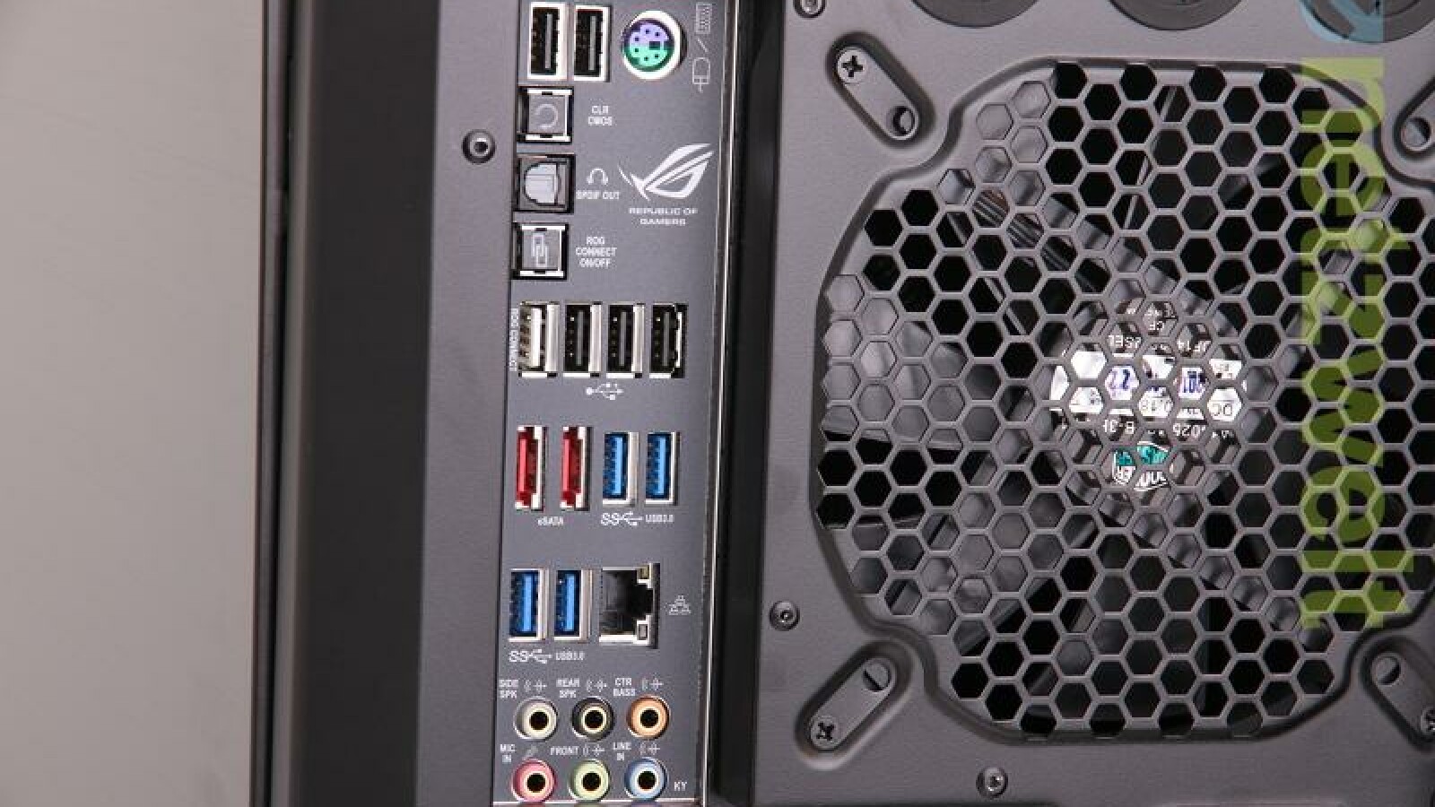 Insgesamt 5x USB 2.0, 4x USB 3.0, 1x PS2, 2x eSata, 1x LAN und insgesamt 6x Audio. (Bild: netzwelt)