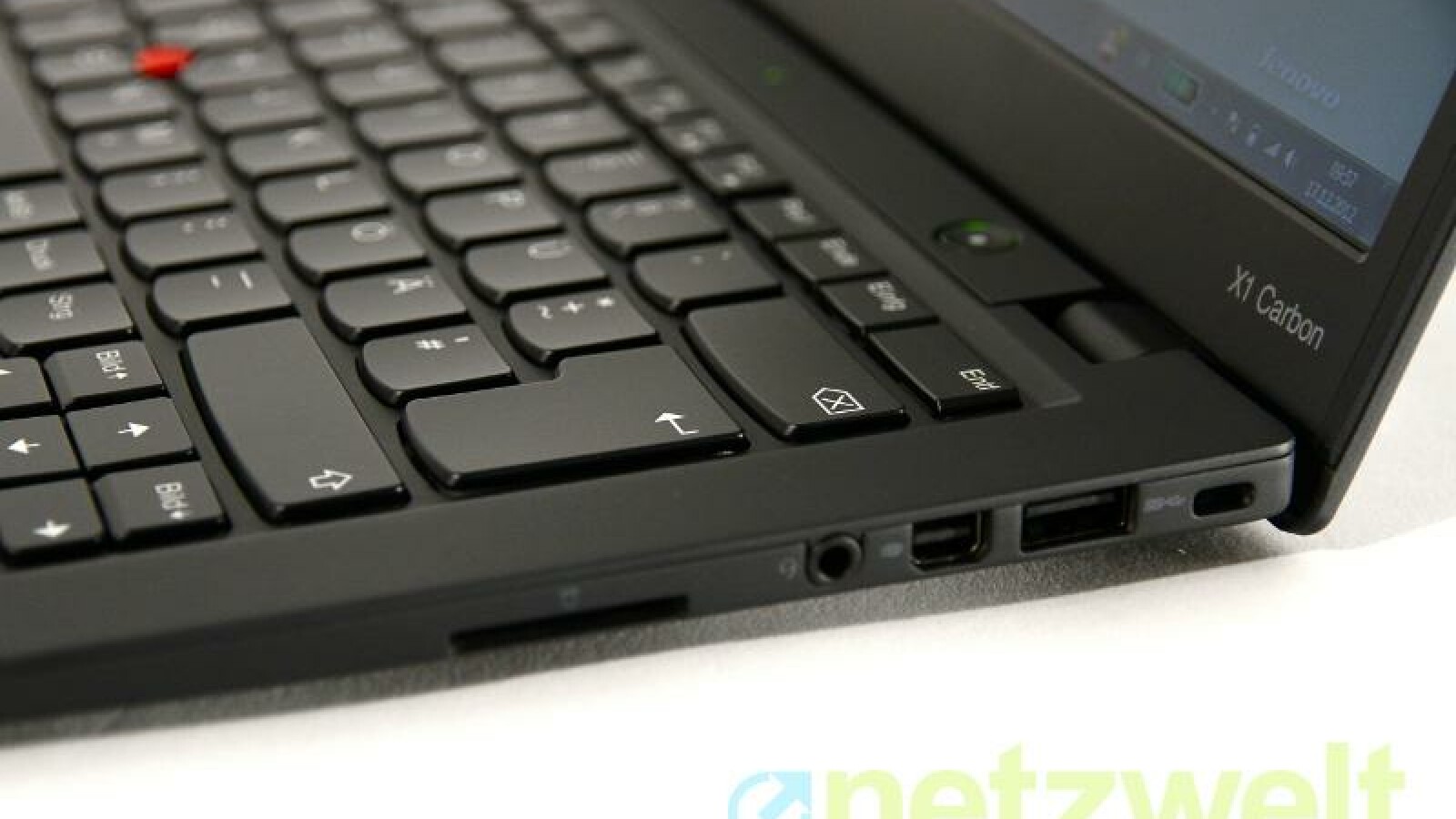 Neben USB- und HDMI-Anschlüssen bietet das X1 auch einen eingebauten Kartenleser. (Bild: netzwelt)