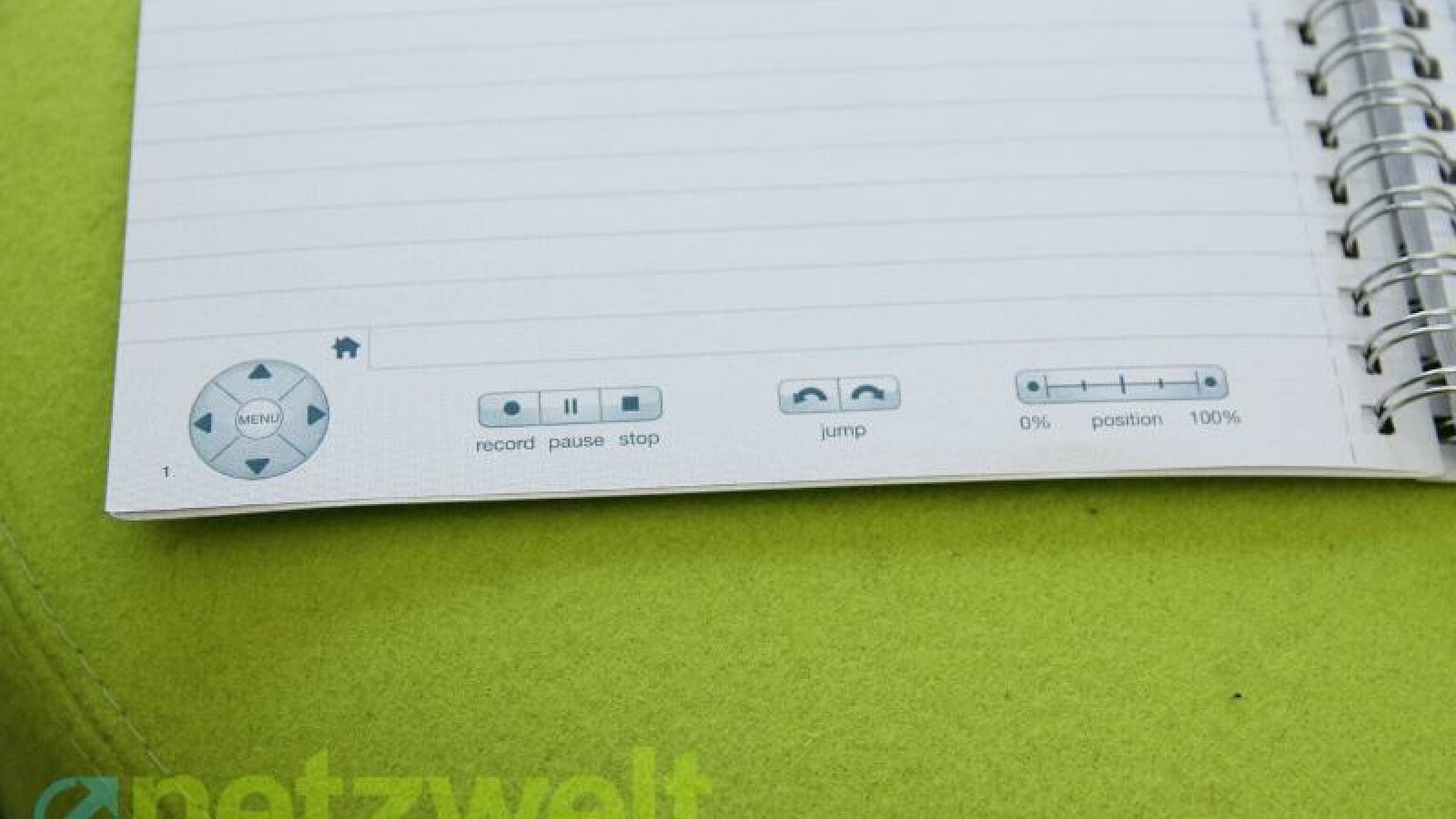 Die Steuerung des Stifts gelingt über die Schaltflächen des mitgelieferten Notizblocks am schnellsten. (Bild: netzwelt)
