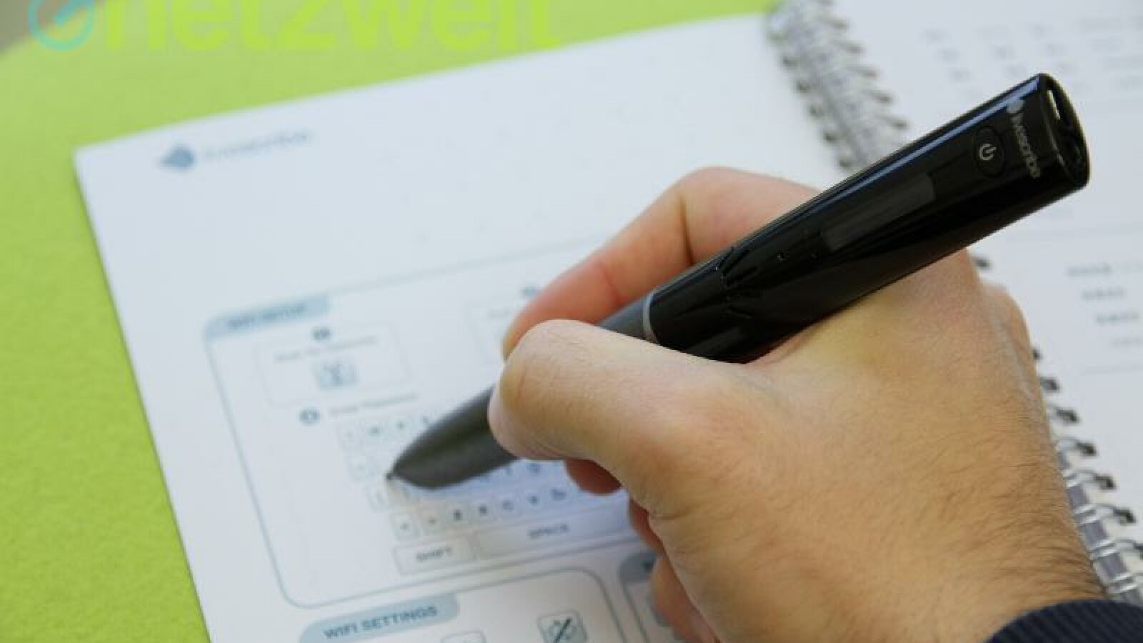 Ohne das spezielle Livescribe-Papier lässt sich der Stift nicht zum Digitalisieren von Notizen nutzen. (Bild: netzwelt)