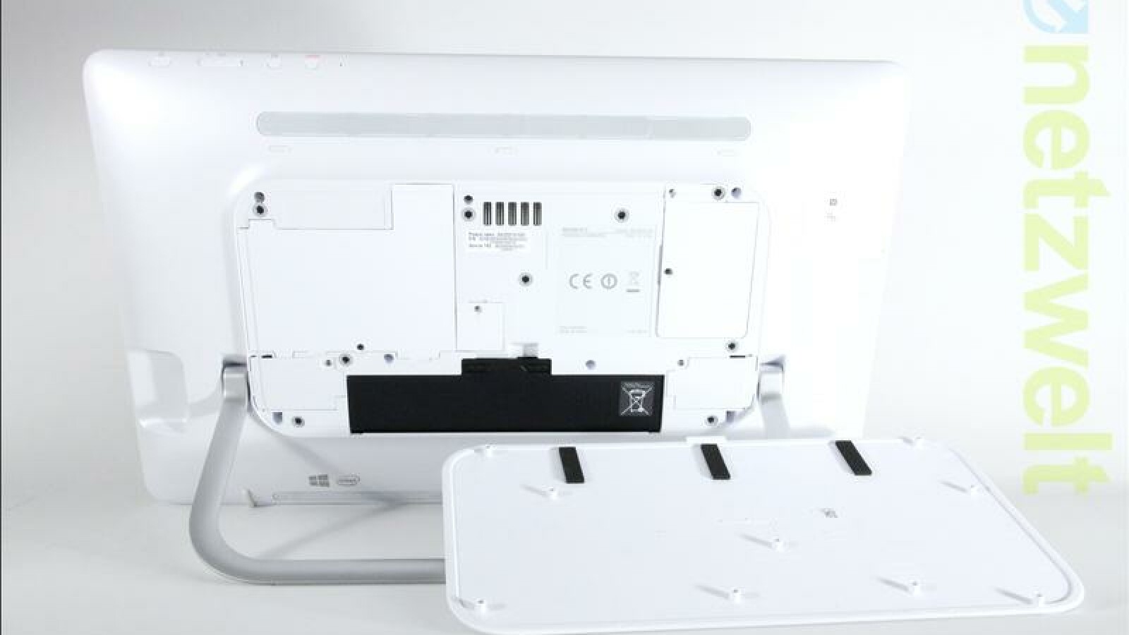 Hinter einer Abdeckung auf der Rückseite verbirgt Sony gut zugänglich weitere Service-Klappen für RAM, Festplatte und Akku. Diese Komponenten lassen sich vom Nutzer einfach selbst austauschen. (Bild: netzwelt)