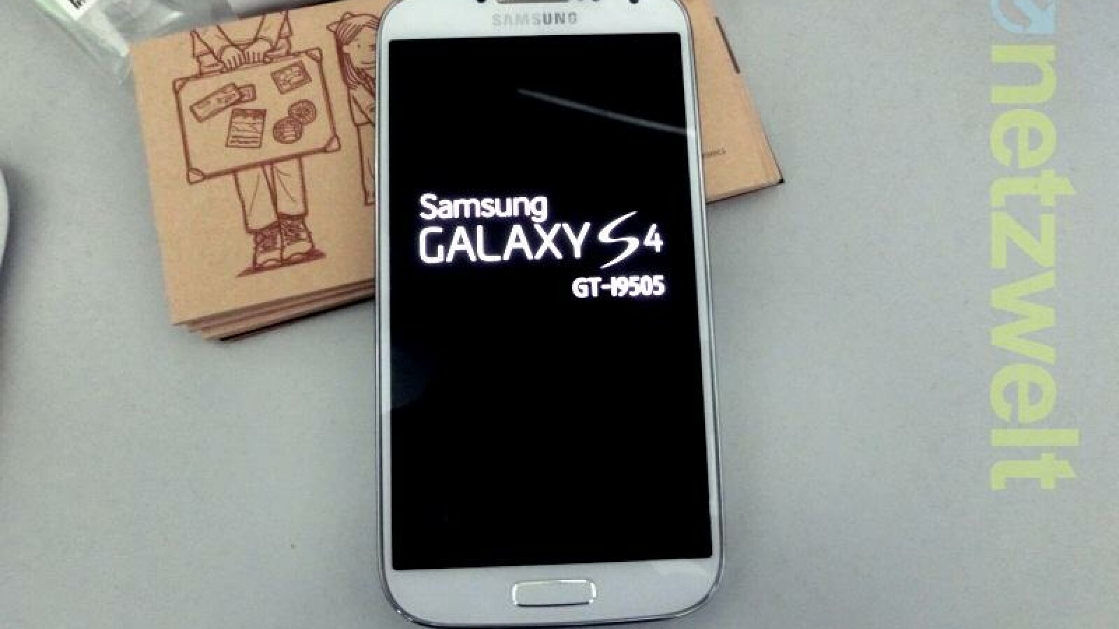 Das Galaxy S4 bootet und stellt sich als GT-I9505 vor. (Bild: netzwelt)