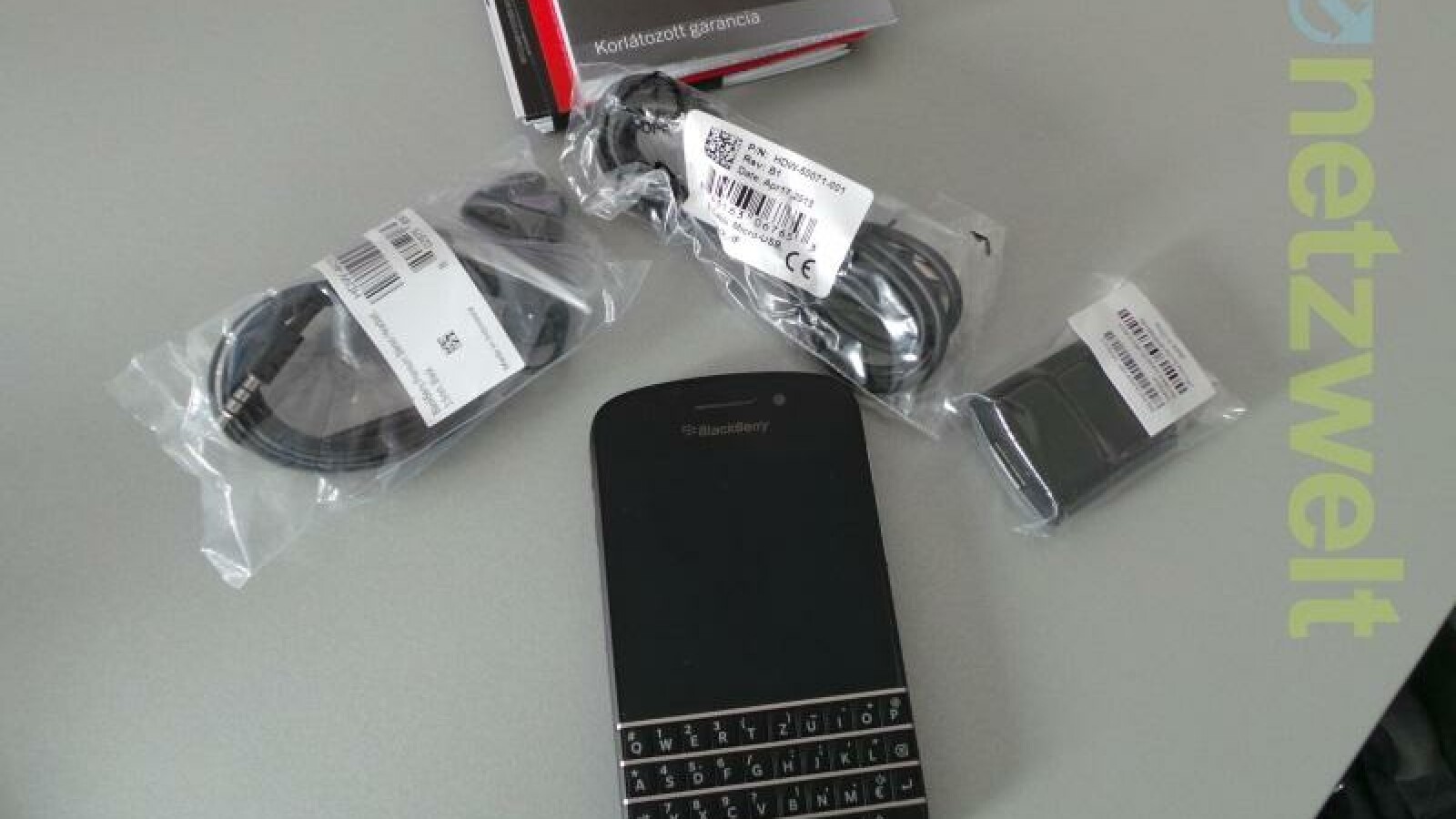 Der Lieferumfang beschränkt sich auf die üblichen Zugaben. (Bild: netzwelt)