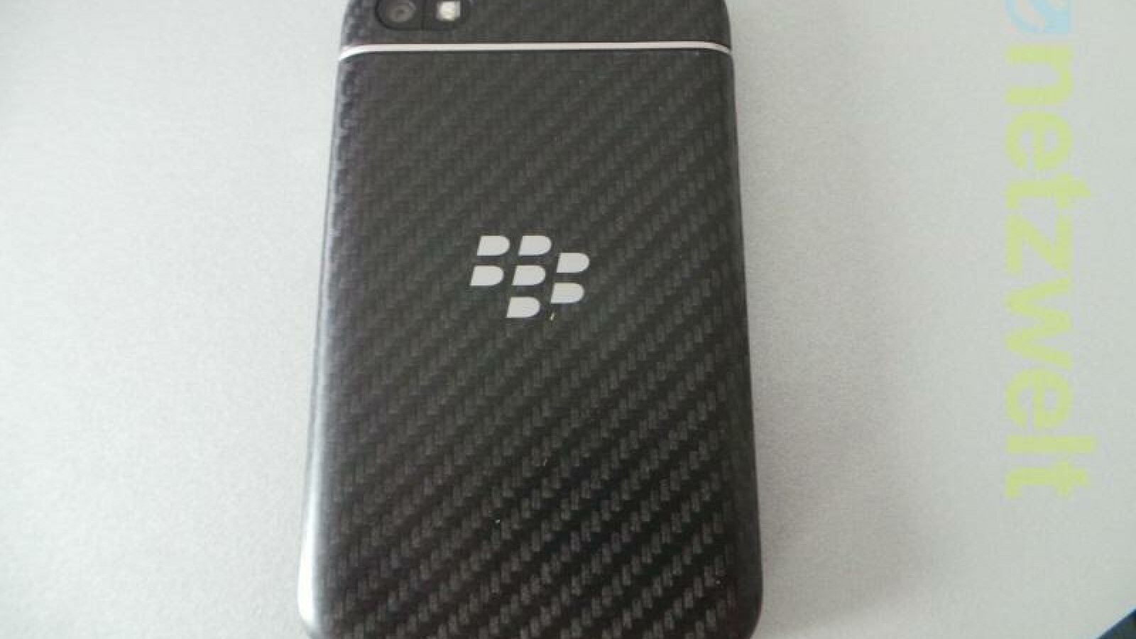 Die Rückseite des Q10 ist gummiert. (Bild: netzwelt)