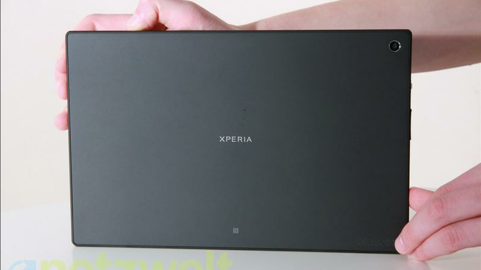 Bei der Materialwahl setzt Sony auf gummierten Kunststoff. (Bild: netzwelt)