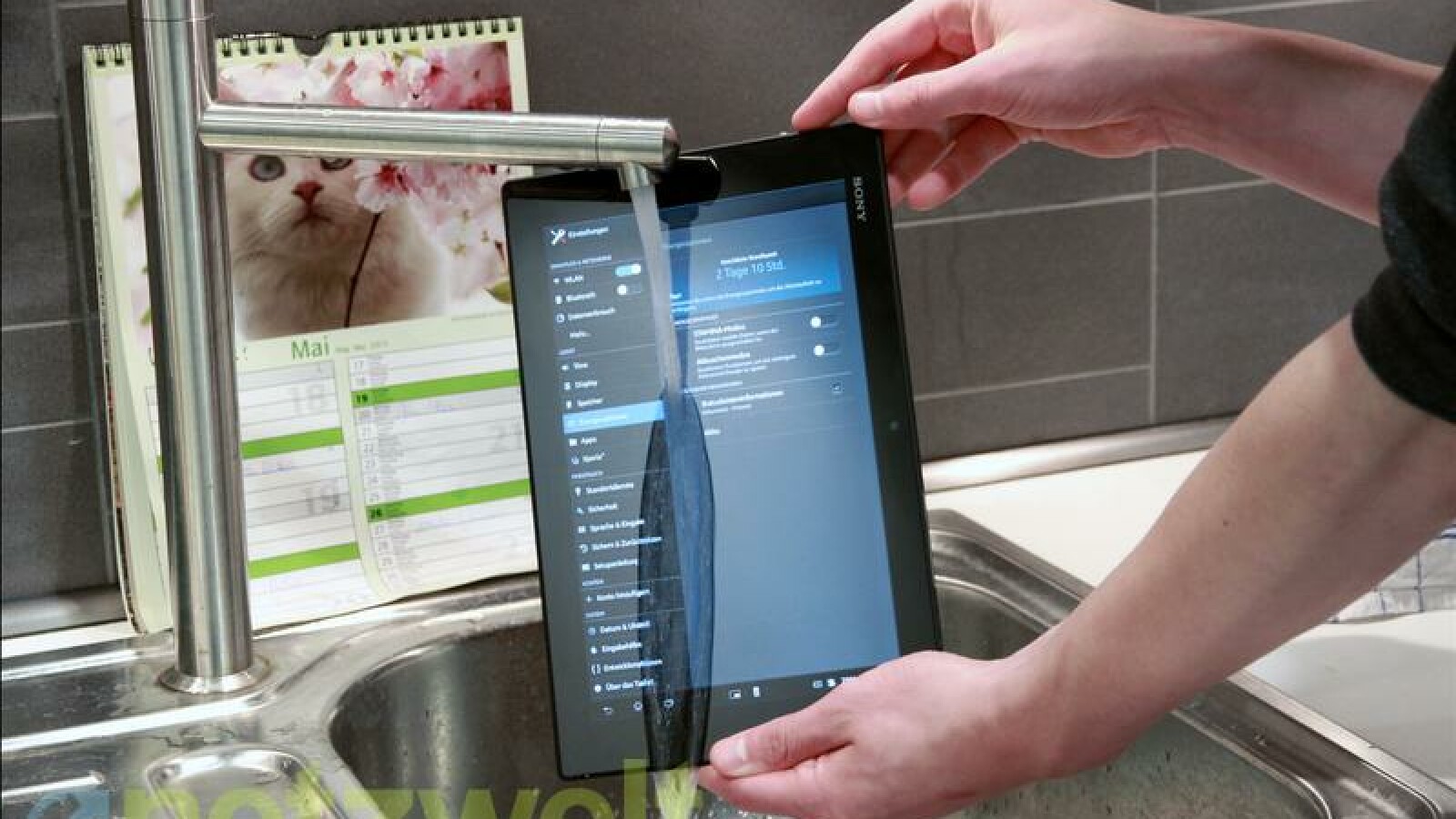 Kein Problem: Dem Xperia Tablet Z macht auch eine kalte Dusche nichts aus. Gut zu wissen, dass die Elektronik nicht so empfindlich ist. (Bild: netzwelt)