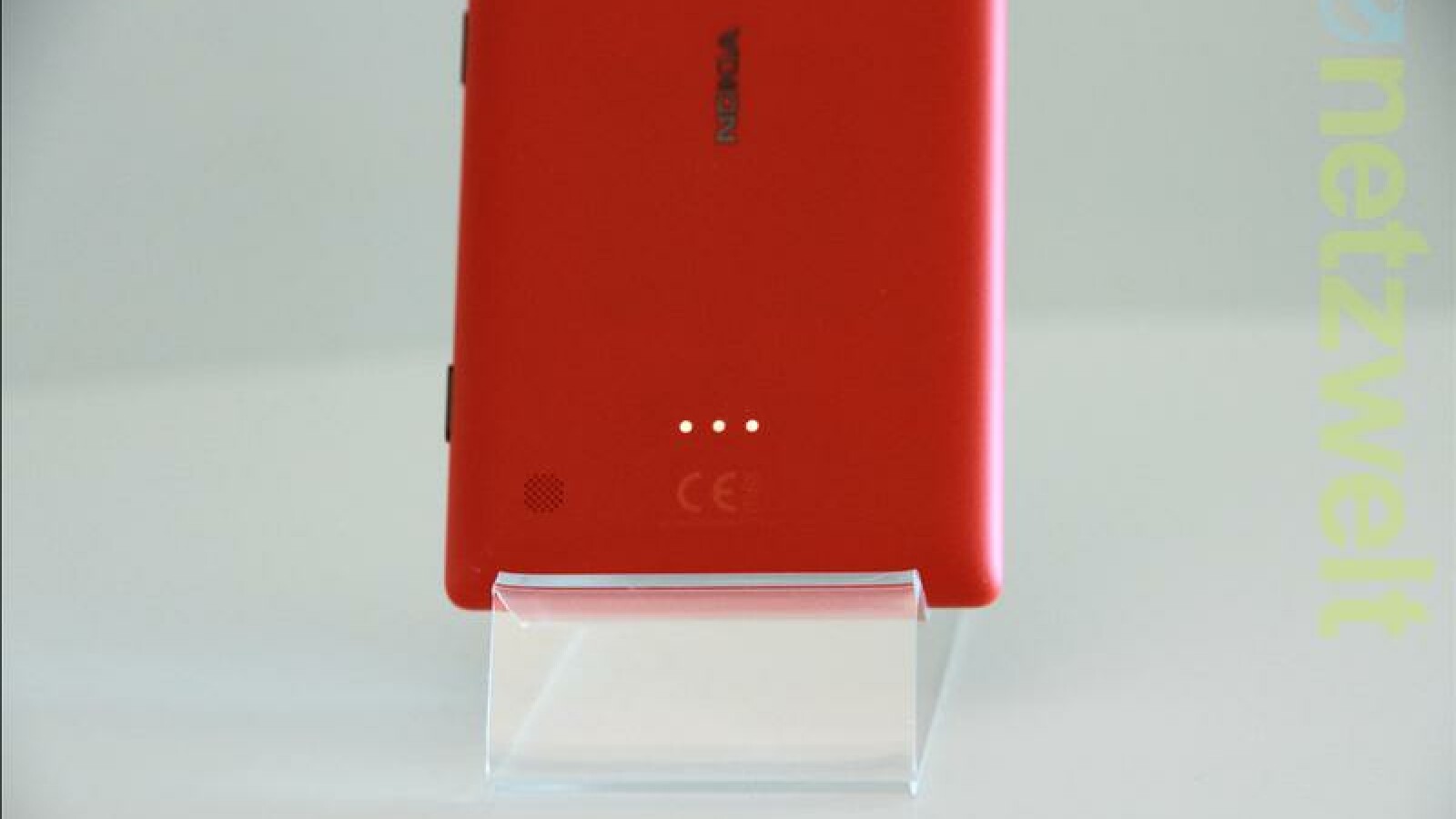 Das Lumia 720 bietet Kontakte für das drahtlose Aufladen des Smartphones. (Bild: netzwelt)