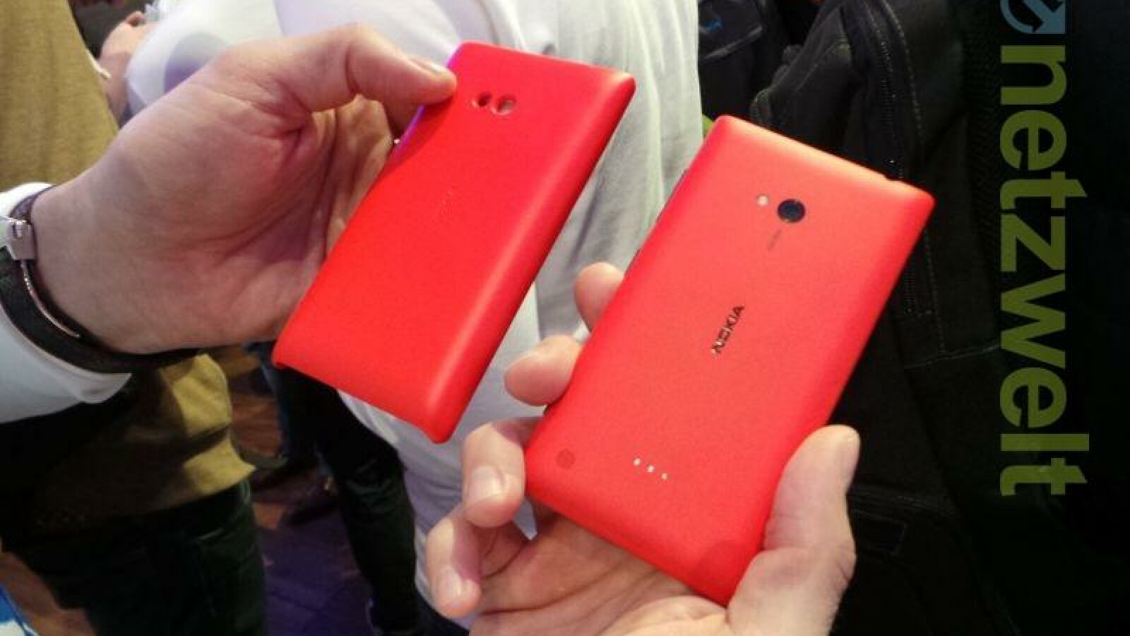 Zum drahtlosen Laden wird aber ein spezielles Aufsteckcover benötigt. (Bild: netzwelt)