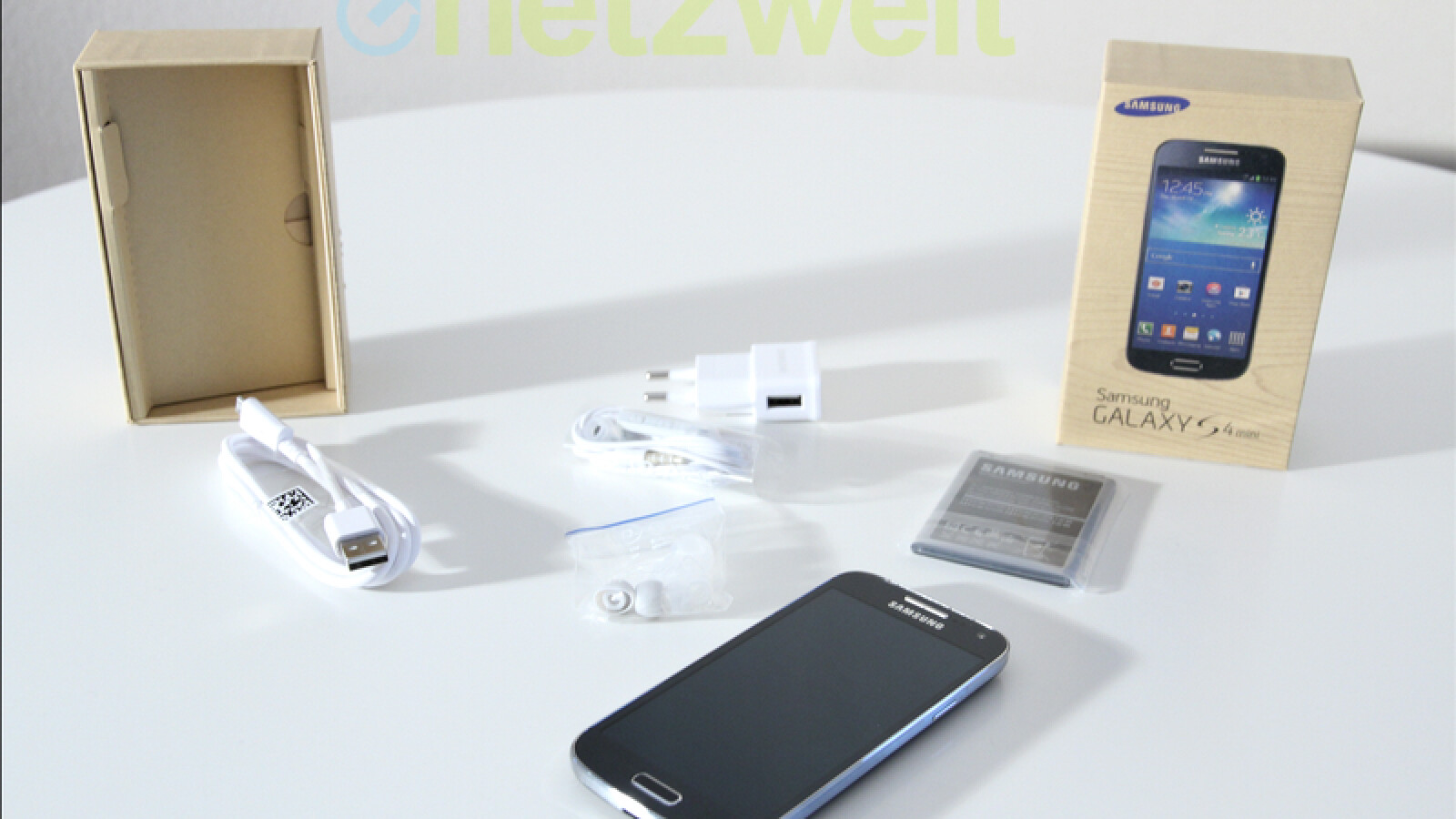 Zum Lieferumfang gehören Netzteil, Kopfhörer, USB-Kabel und eine Schnellstartanleitung. (Bild: netzwelt)