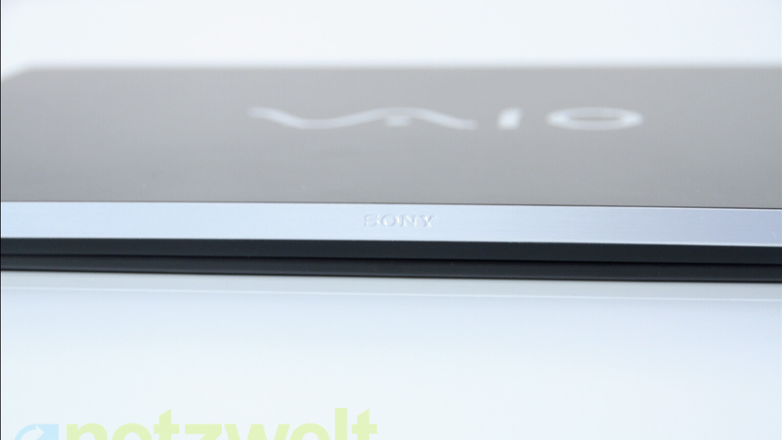 Es ist nicht nur besonders leicht, sondern auch sehr flach. (Bild: netzwelt)