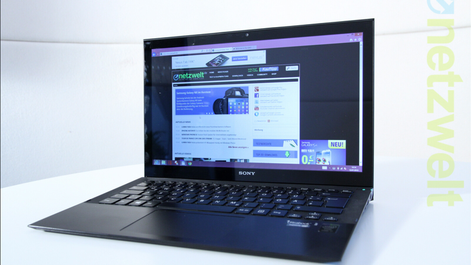 Selbst in geschlossen Räumen hilft manchmal nur der Ortswechsel, um auf dem 13-Zöller etwas erkennen zu können. (Bild: netzwelt)