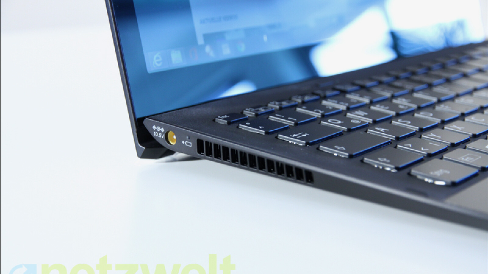 Auf der linken Seite findet sich lediglich der Stromeingang. (Bild: netzwelt)