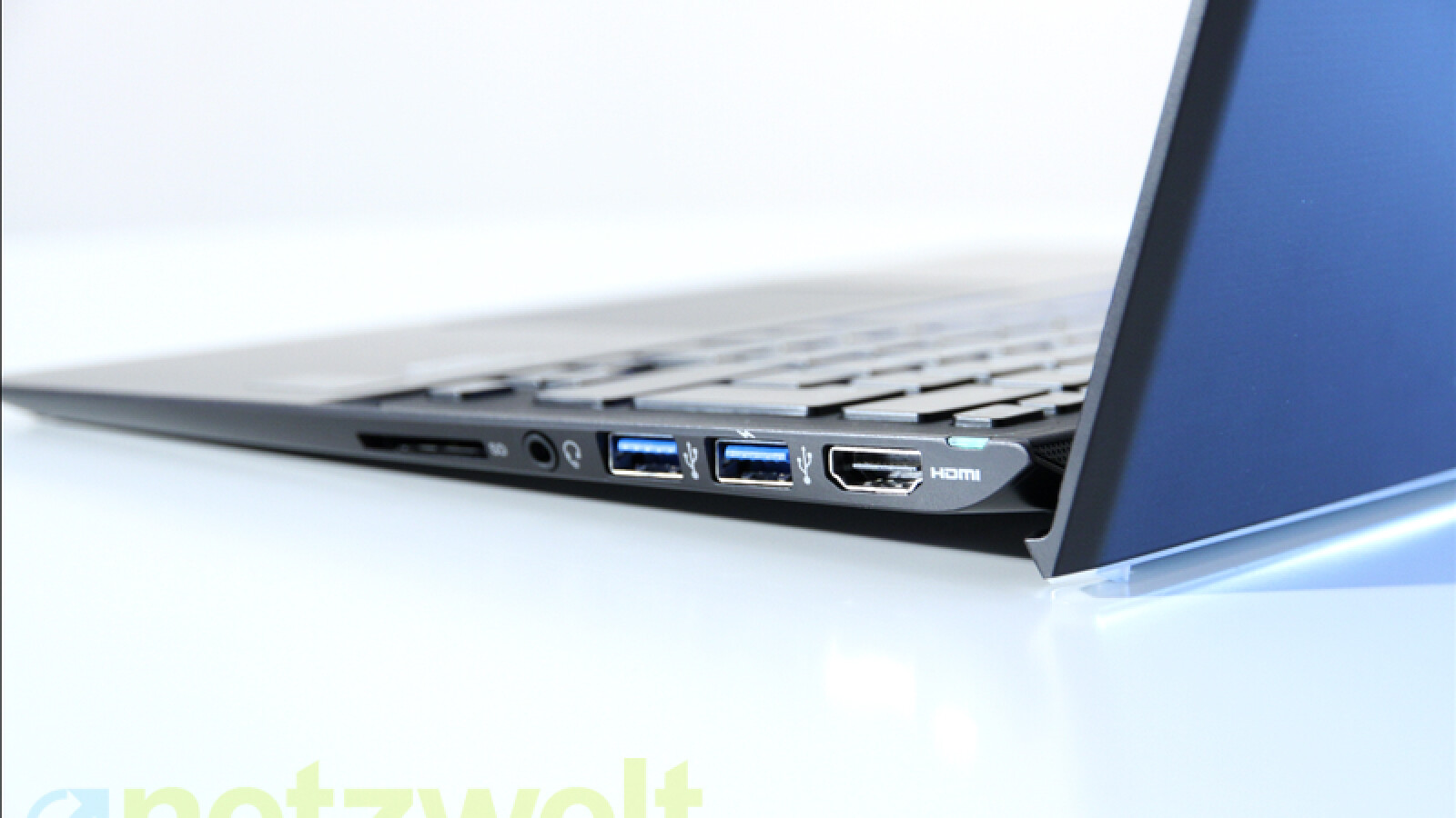 Gegenüber finden sich zwei USB-Schnittstellen, die Daten bereits nach dem USB-3.0-Standard übertragen. (Bild: netzwelt)