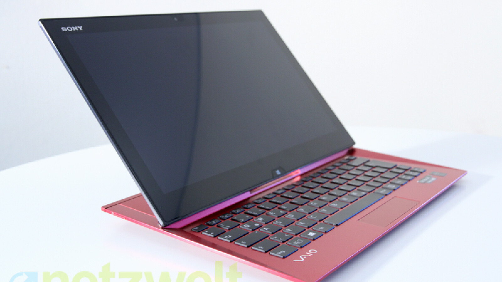 Der Bildschirm klappt im Ultrabook-Modus in einem festen Winkel von 45 Grad auf. (Bild: netzwelt)