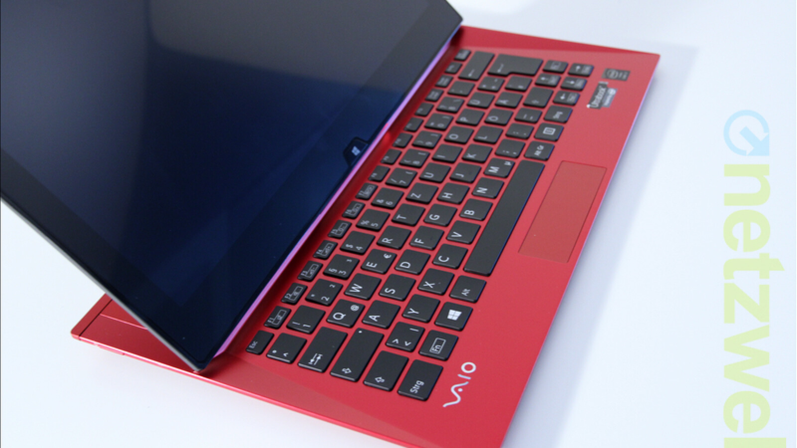 Die hintergrundbeleuchtete Tastatur könnte einen besseren Druckpunkt vertragen. (Bild: netzwelt)