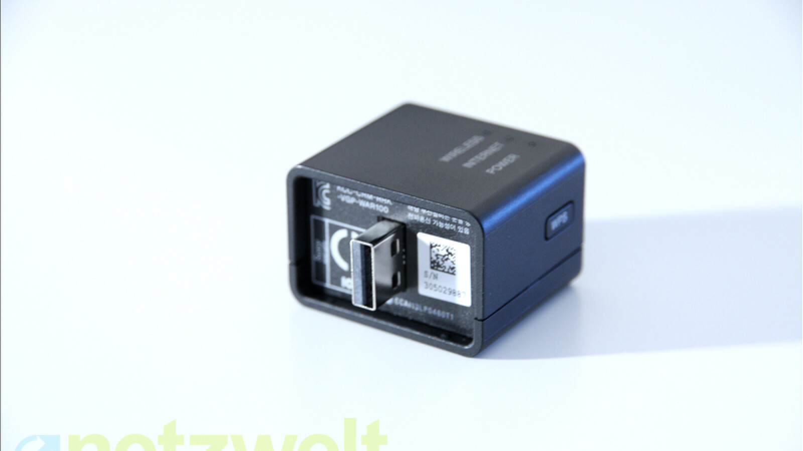 Optional gibt es diesen Mini-Router, der einfach auf das Netzteil aufgesteckt wird, dazu. (Bild: netzwelt)