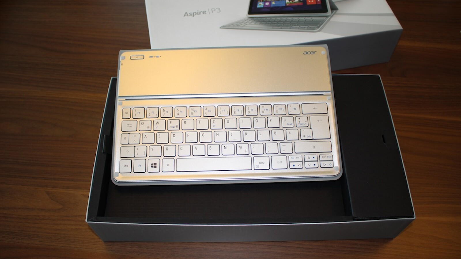 Das Gewicht der Tastatur-Einheit fällt mit über 500 Gramm recht hoch aus, was vor allem am umspannenden Kunstleder liegt. (Bild: netzwelt)