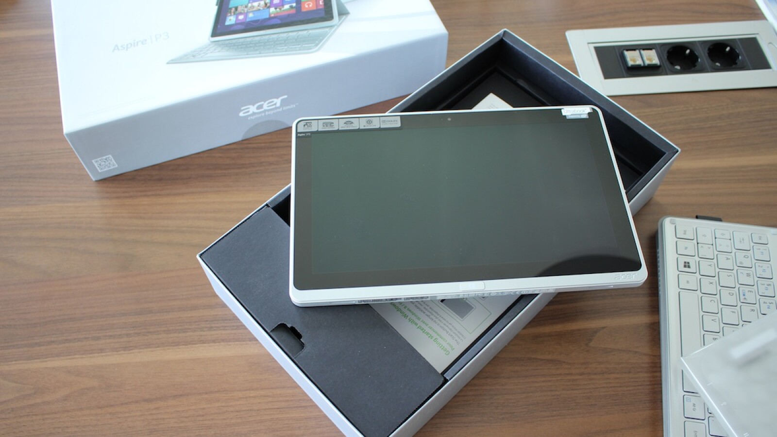 Ansonsten legt Acer noch ein Netzteil samt abnehmbaren Kabel bei. (Bild: netzwelt)