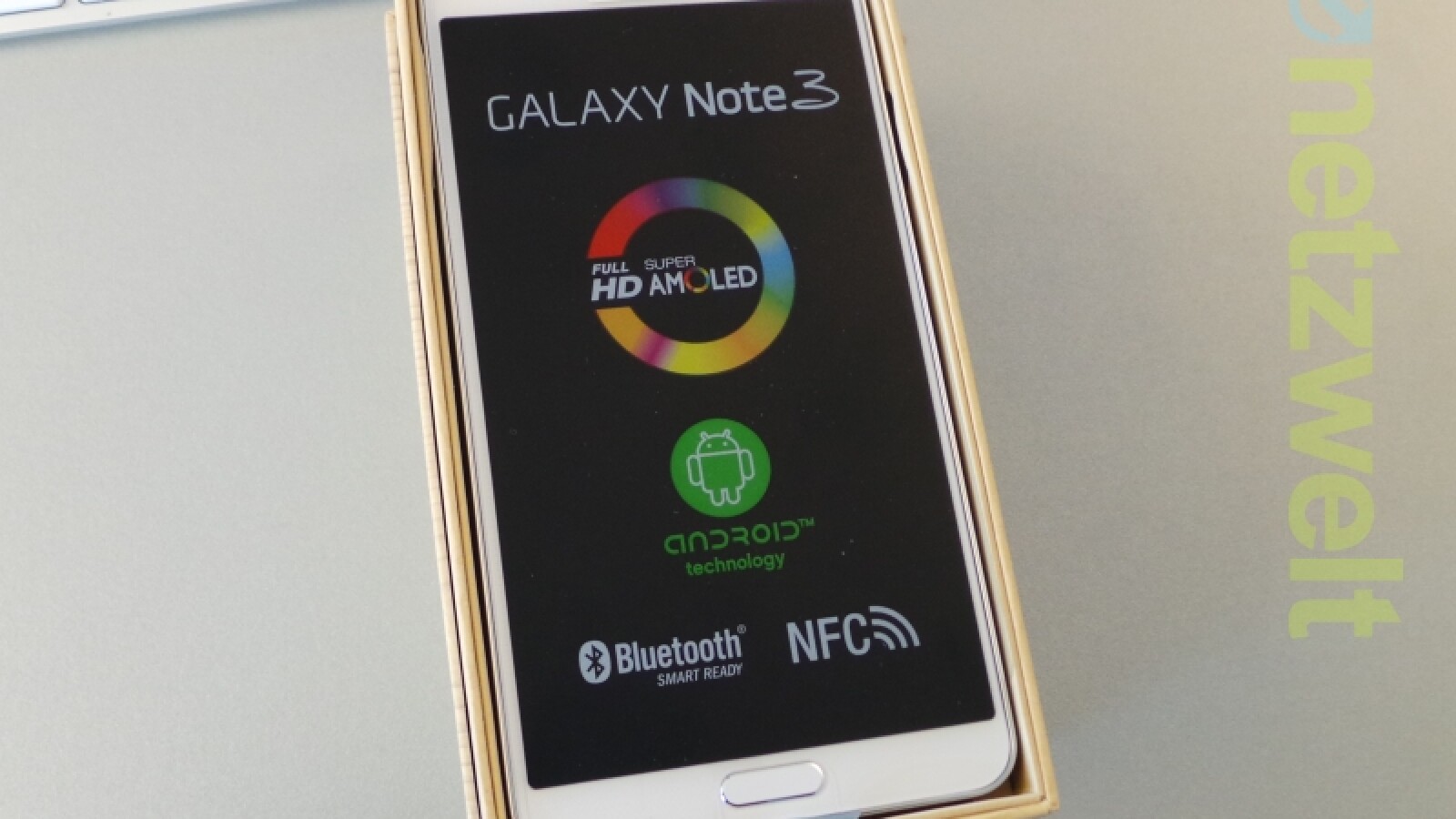 Das Super AMOLED-Display misst in der Diagonale 5,7 Zoll. (Bild: netzwelt)