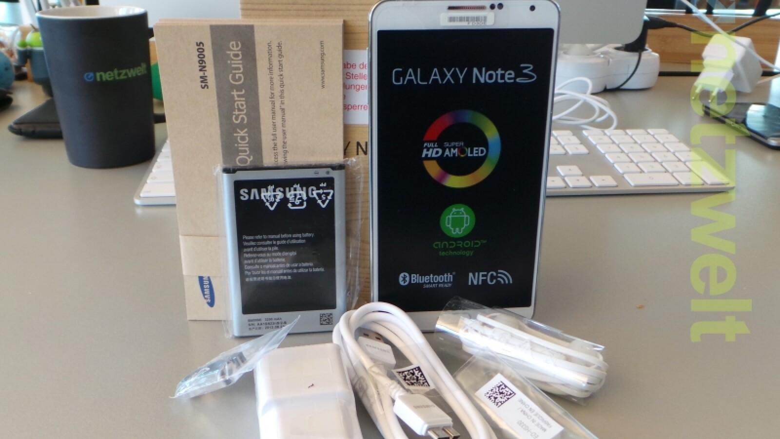 Ein Überblick des gesamten Lieferumfangs des Galaxy Note 3. (Bild: netzwelt)