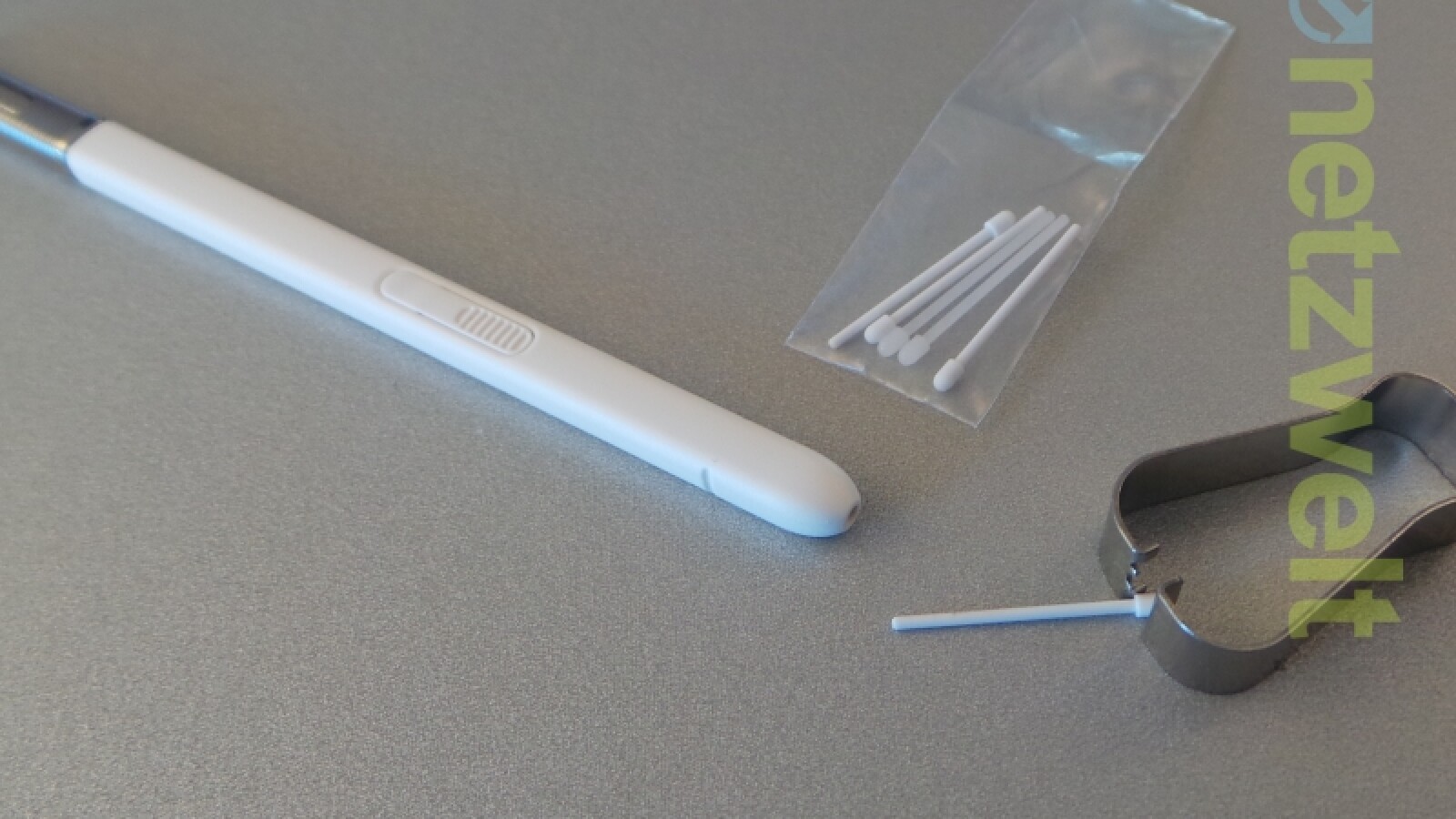 Samsung legt dem Note 3 Ersatzminen für den S Pen bei, auch eine Zange für den Minenwechsel befindet sich im Lieferumfang. (Bild: netzwelt)