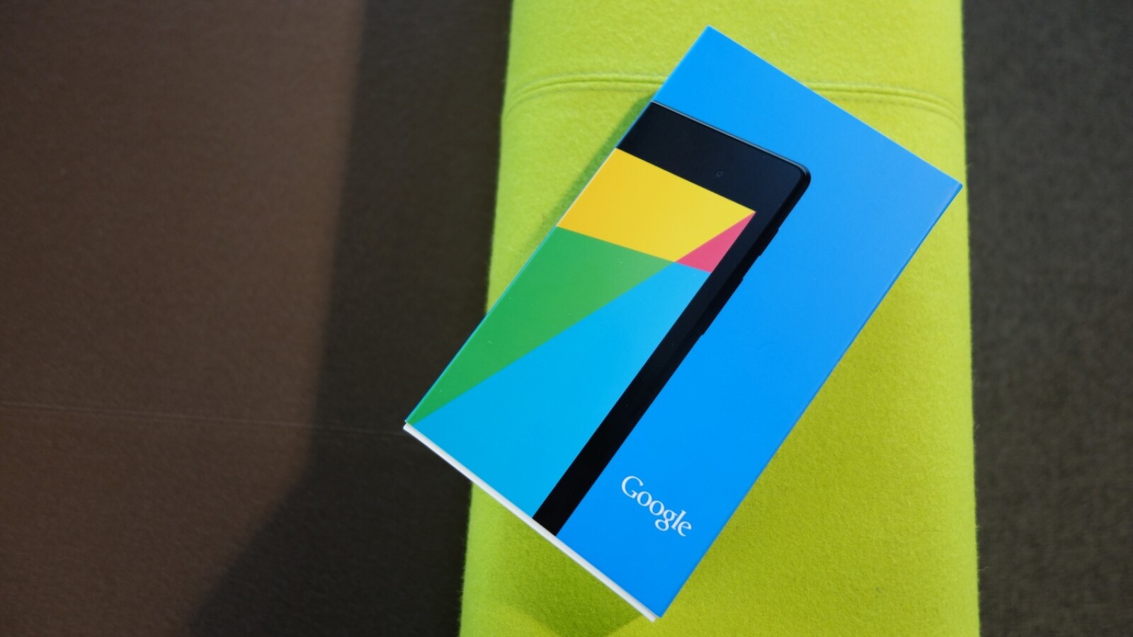 Der schmale Karton ist nur etwas breiter als das Tablet selbst. Beim Design fühlen sich einige Redaktionsmitglieder an iOS 7 erinnert. (Bild: netzwelt)