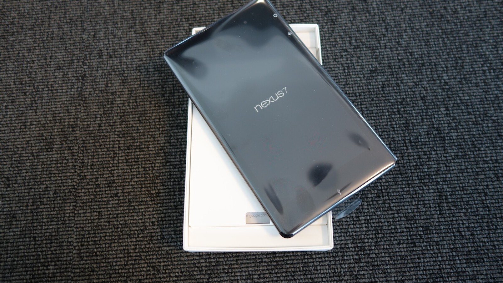 Sicher ist sicher: Eine zusätzliche Folie schützt vor allem das Display vor transportbedingten Kratzern. Der robusten Rückseite dürfte dies herzlich egal sein. (Bild: netzwelt)