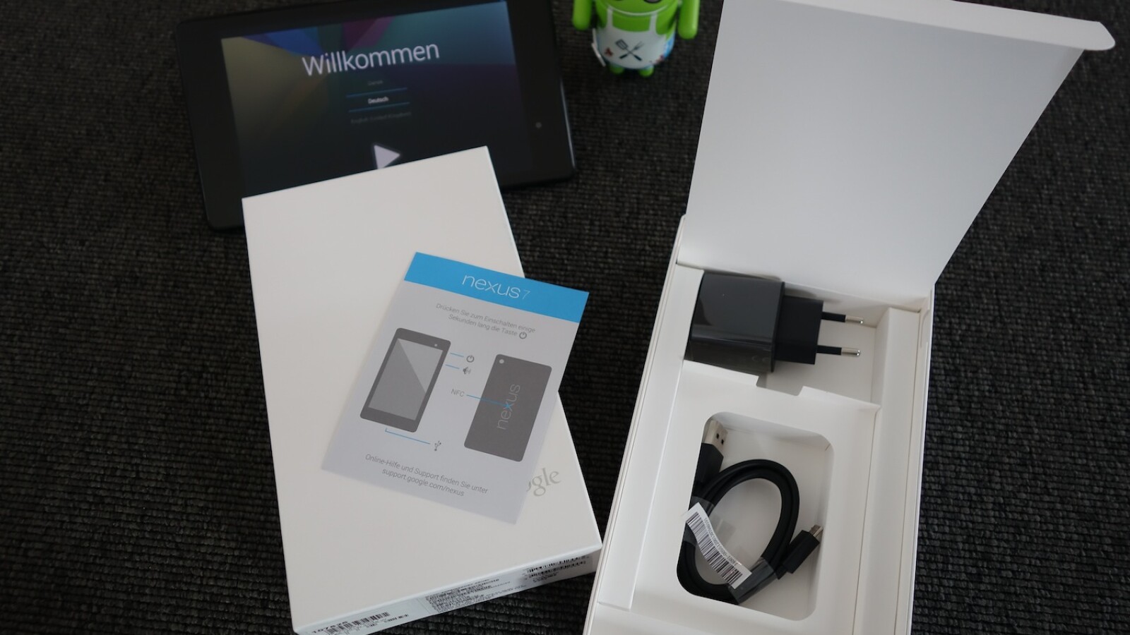 Mini-Doku, Netzteil, USB-Kabel - viel mehr gibt es neben dem Tablet selbst im Karton nicht zu entdecken. (Bild: netzwelt)