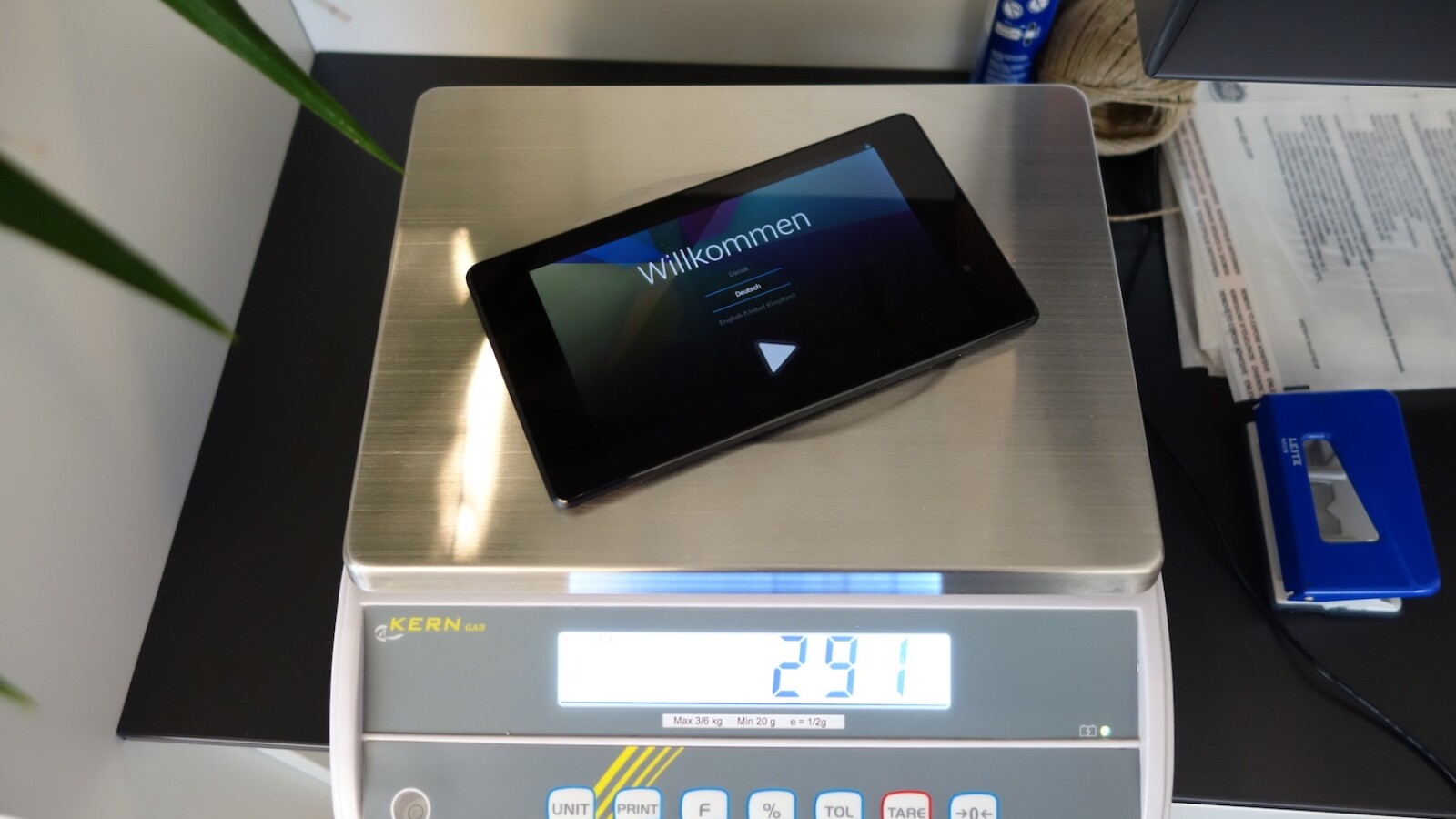 Die geeichte Redaktionswaage zeigt 291 Gramm an - nur ein Gramm mehr als Google angibt. (Bild: netzwelt)