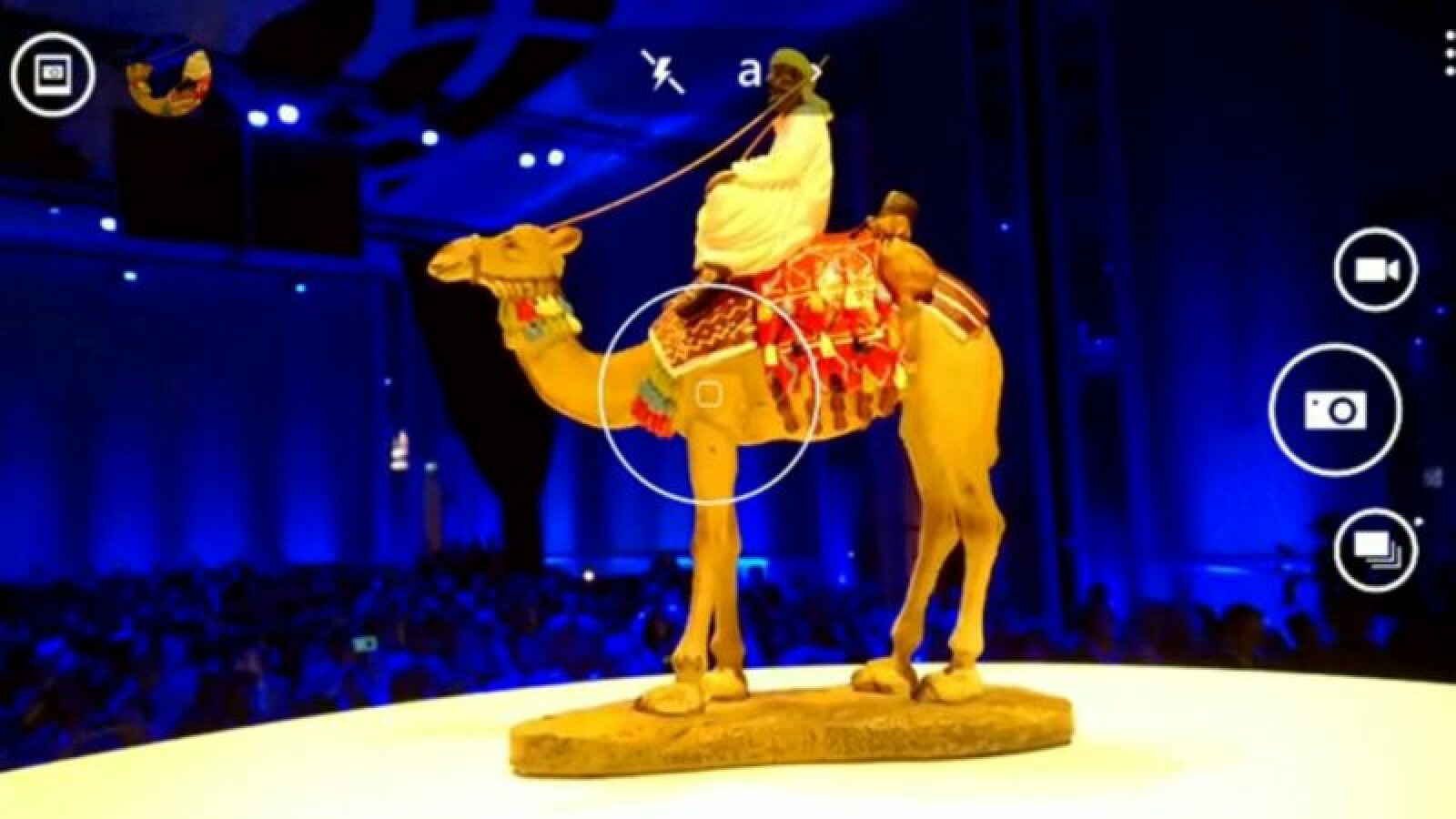 Sie kann dank optischem Bildstabilisator auch rauscharme Fotos bei schwachen Lichtverhältnissen aufnehmen. (Bild: Screenshot Nokia Webcast)